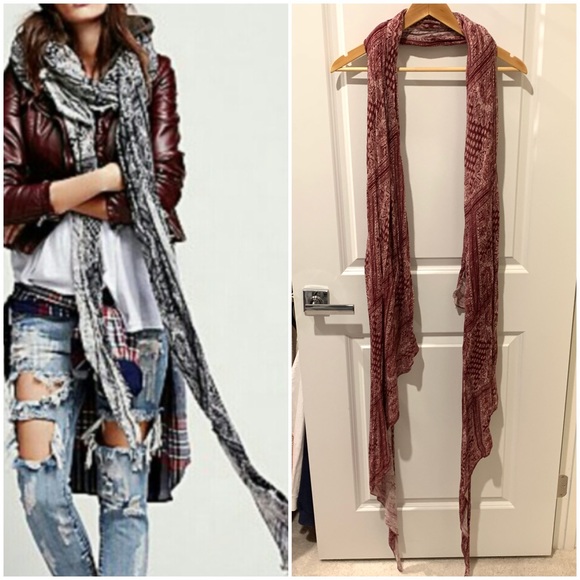Free People Bandana Print Oversized Scarf Red - Picture 1 of 5